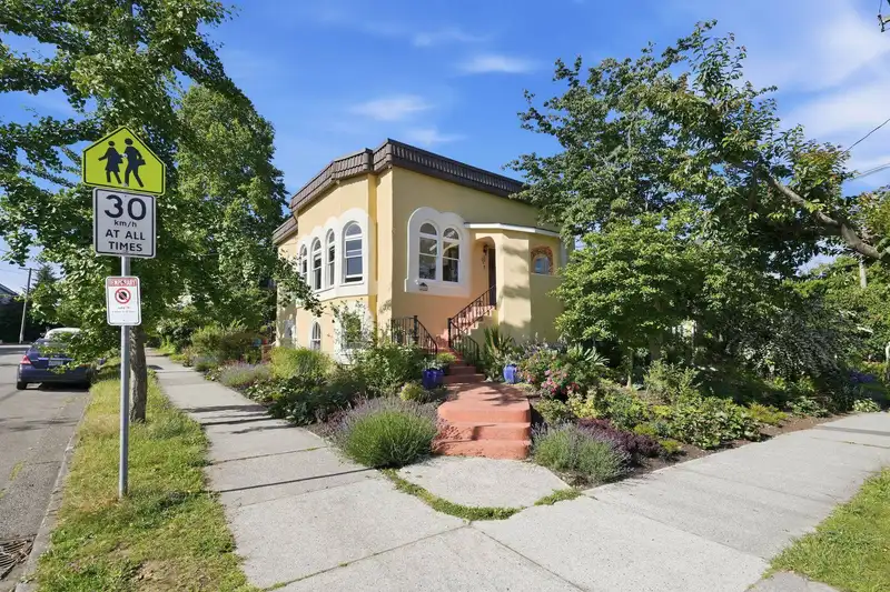 2090 TURNER STREET - photo 2 of 31