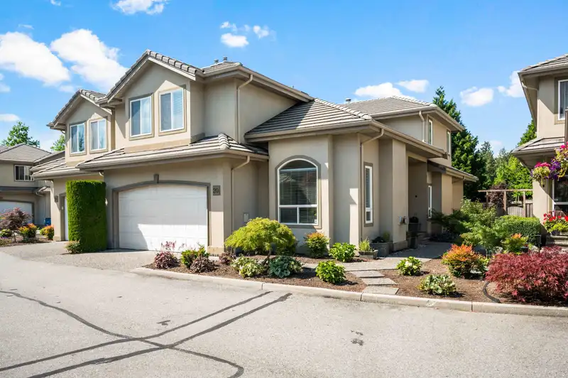 20 998 RIVERSIDE DRIVE - photo 4 of 38