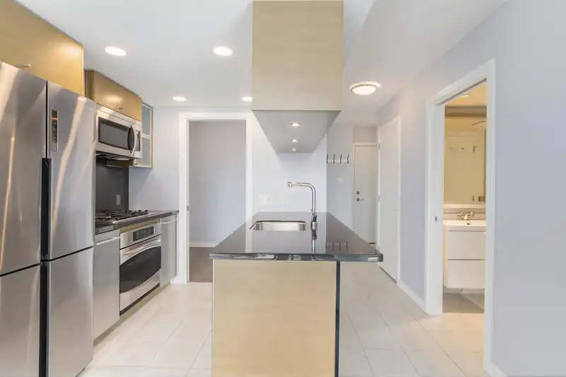 907 833 SEYMOUR STREET - photo 2 of 26
