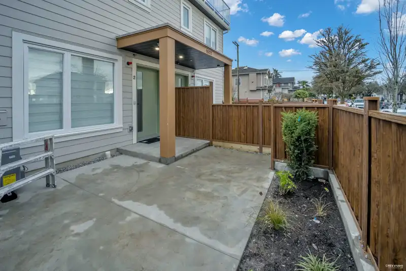 2 1577 E 58TH AVENUE - photo 2 of 22