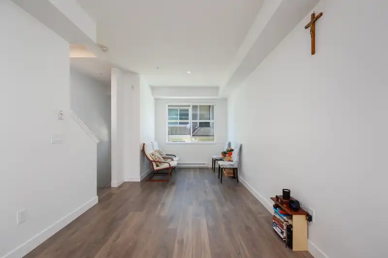 119 707 ROBINSON STREET - photo 2 of 23