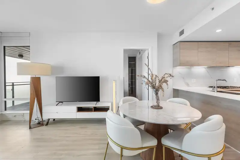 3405 2085 SKYLINE COURT - photo 1 of 40