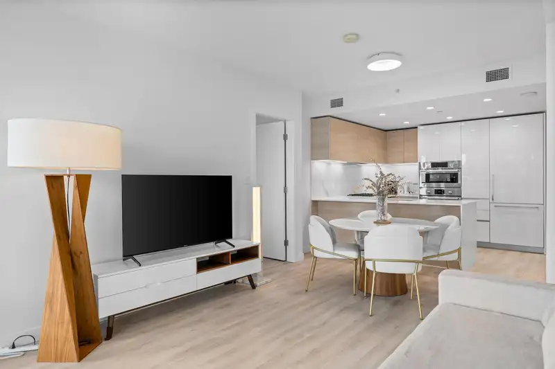 3405 2085 SKYLINE COURT - photo 2 of 40