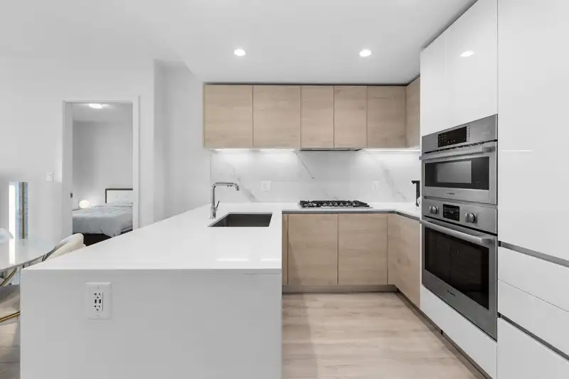 3405 2085 SKYLINE COURT - photo 3 of 40