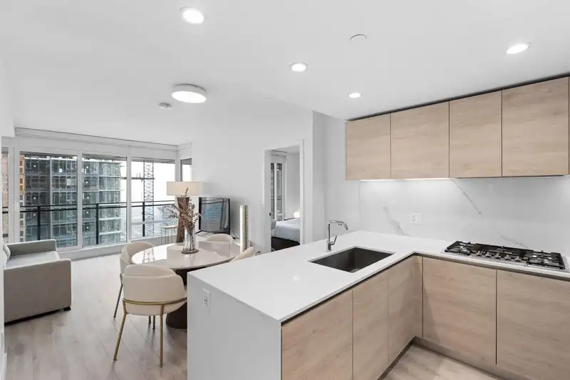 3405 2085 SKYLINE COURT - photo 4 of 40