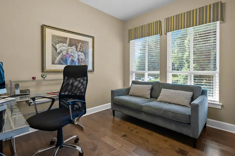 16525 10 AVENUE - photo 4 of 40