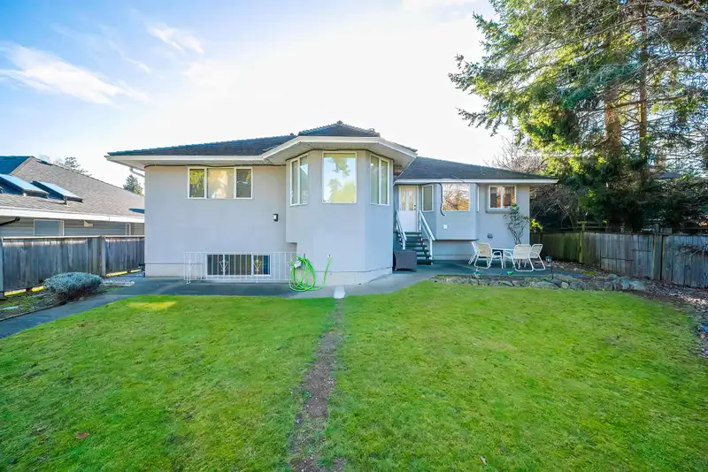 4837 8A AVENUE - photo 3 of 40