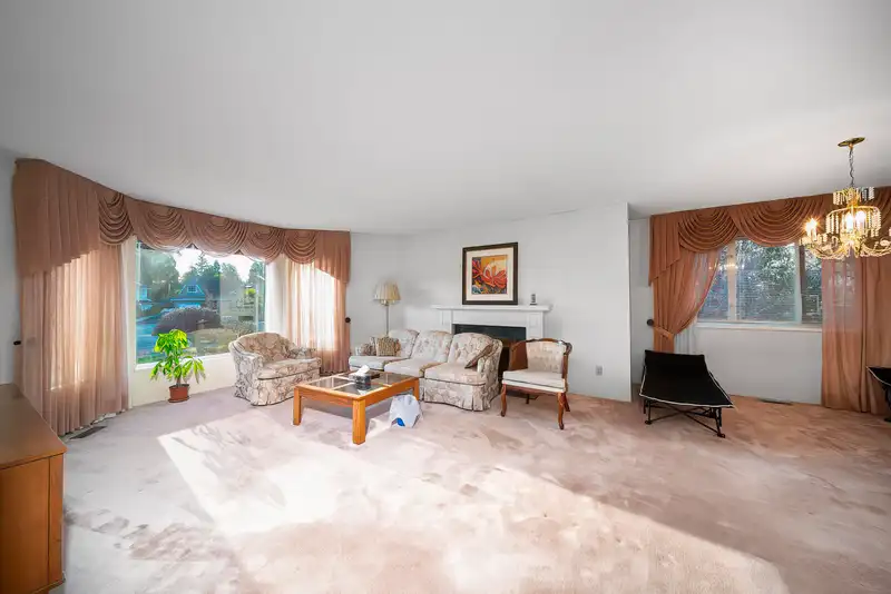 4837 8A AVENUE - photo 4 of 40