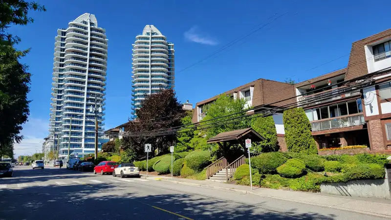 202 1444 MARTIN STREET - photo 1 of 40