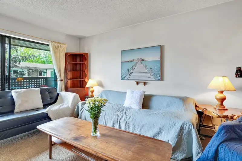 2215 DUNDAS STREET - photo 2 of 31