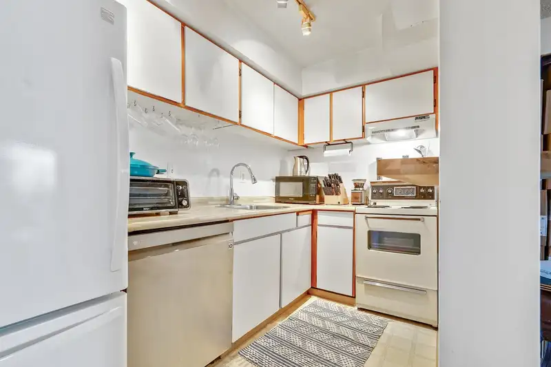 2215 DUNDAS STREET - photo 4 of 31
