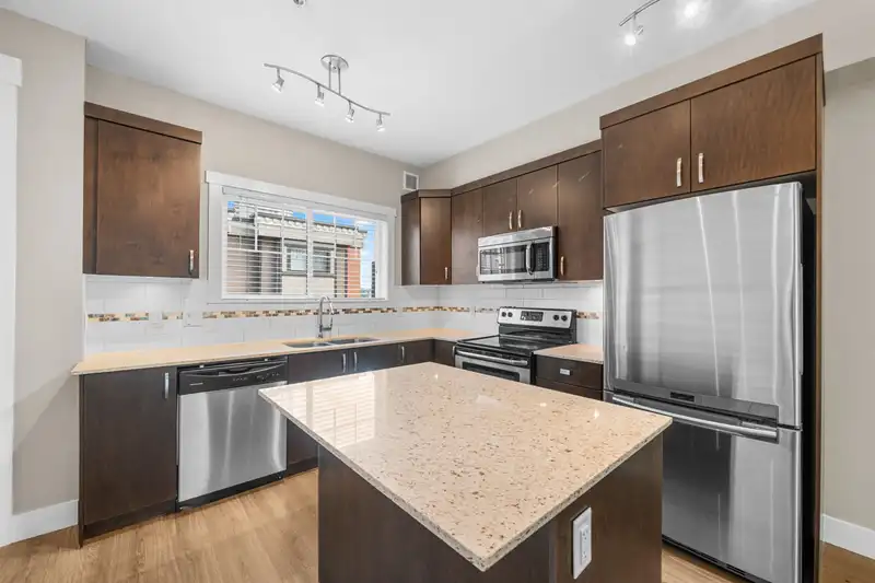 7 838 ROYAL AVENUE - photo 2 of 27