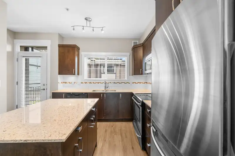 7 838 ROYAL AVENUE - photo 3 of 27