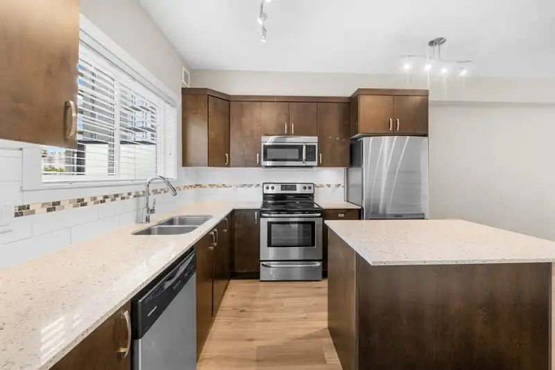 7 838 ROYAL AVENUE - photo 4 of 27