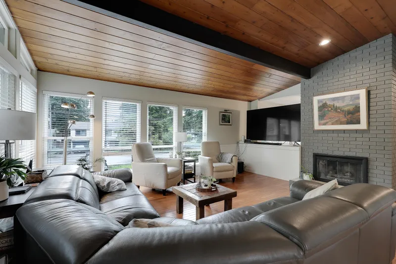 5156 8A AVENUE - photo 3 of 25