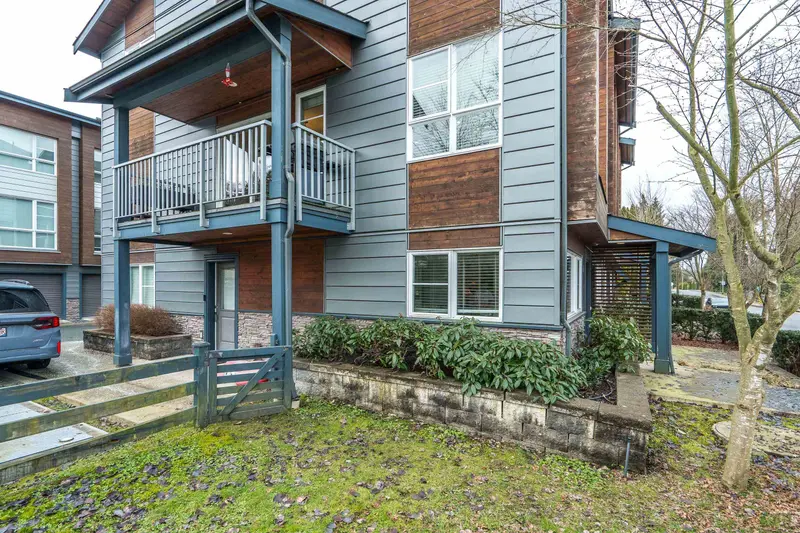 4 22388 124 AVENUE - photo 2 of 25