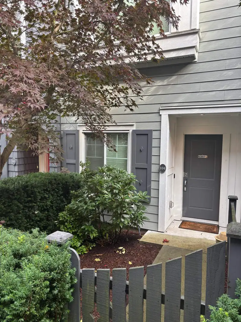 104 15340 GUILDFORD DRIVE - photo 1 of 5