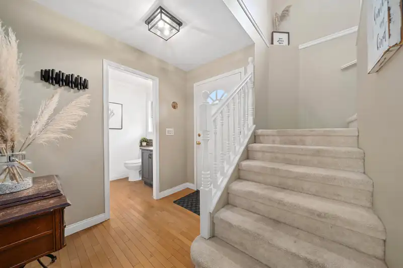 175 1140 CASTLE CRESCENT - photo 2 of 39