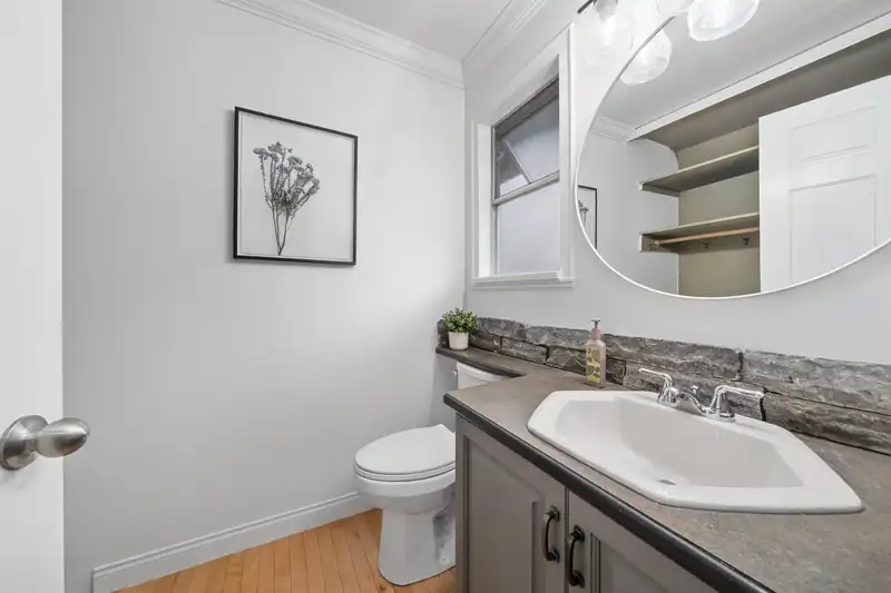 175 1140 CASTLE CRESCENT - photo 3 of 39