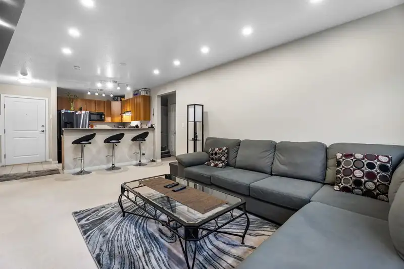 203 14885 105 AVENUE - photo 3 of 28