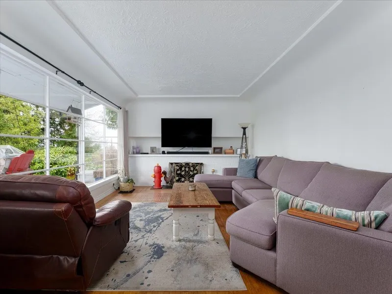 322 E 25TH STREET - photo 4 of 25