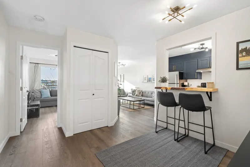 203 202 MOWAT STREET - photo 1 of 25