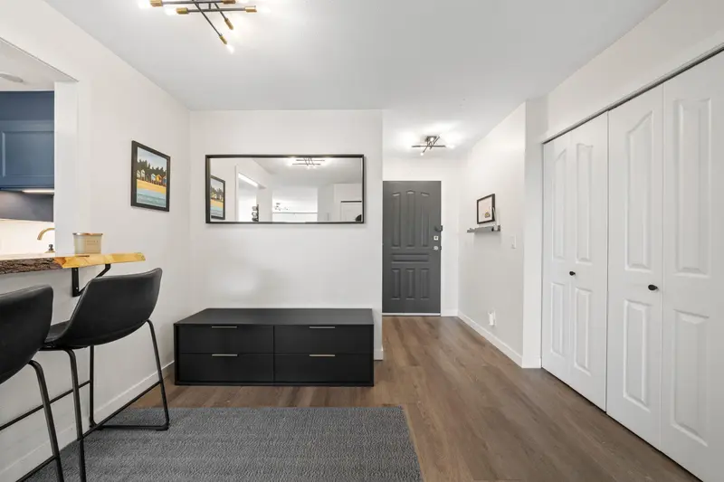 203 202 MOWAT STREET - photo 4 of 25