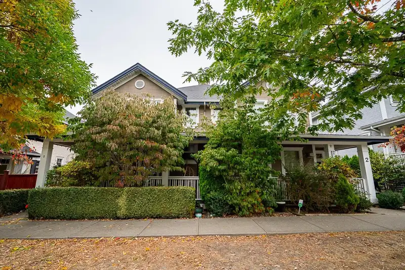 4 18055 70TH AVENUE - photo 3 of 36