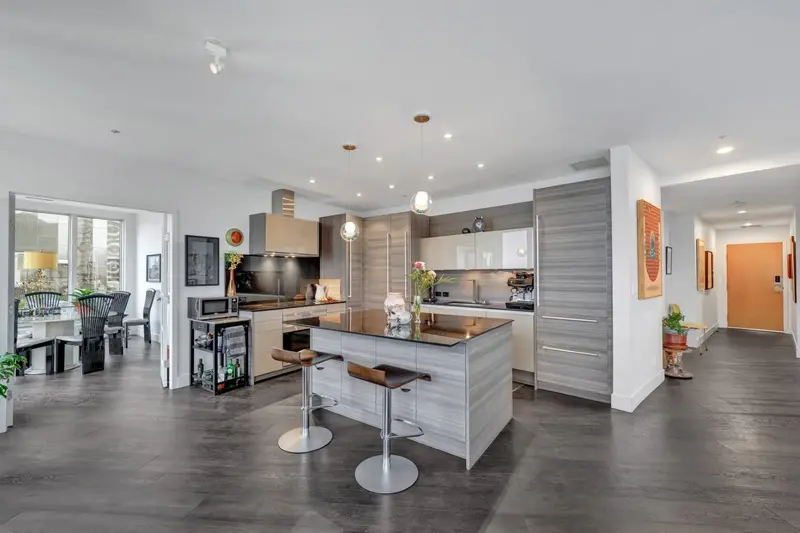 2106 989 NELSON STREET - photo 3 of 25