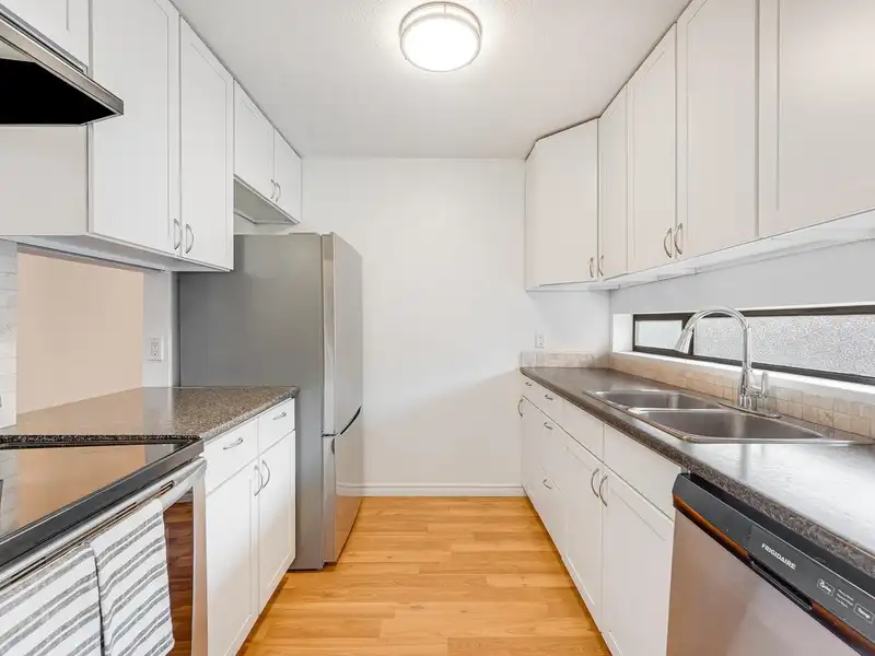 216 140 E 4TH STREET - photo 3 of 22
