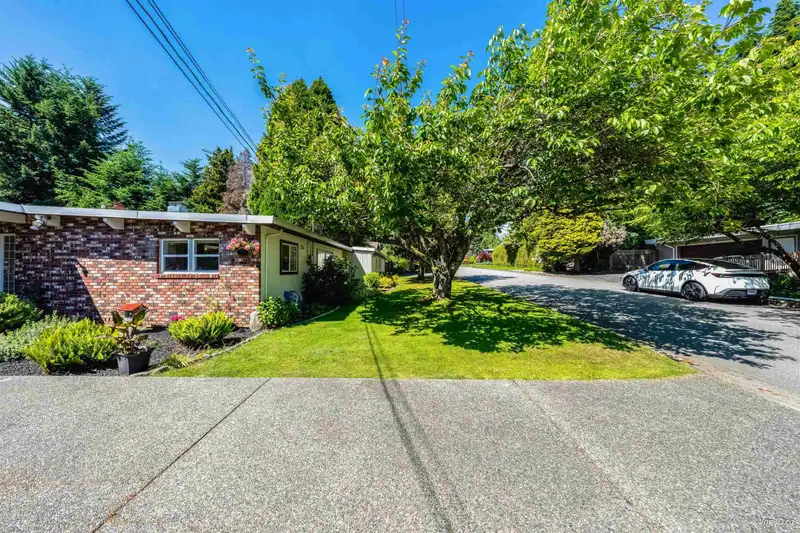 529 APPIAN WAY - photo 4 of 40