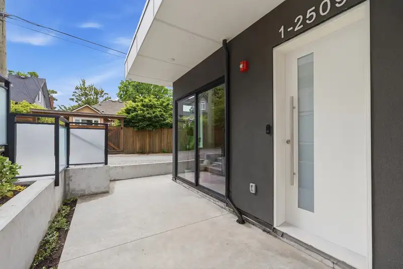 1 2509 KITCHENER STREET - photo 4 of 30