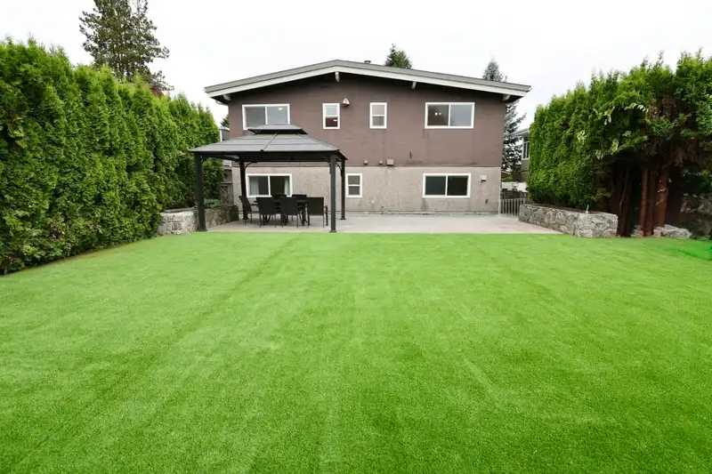 951 EVERETT CRESCENT - photo 1 of 40