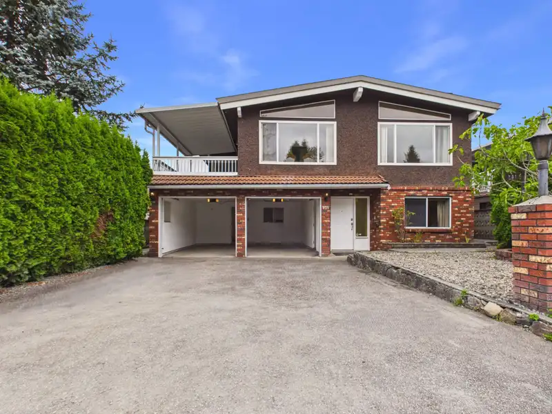 951 EVERETT CRESCENT - photo 2 of 40