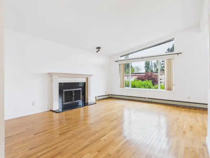 951 EVERETT CRESCENT - photo 3 of 40