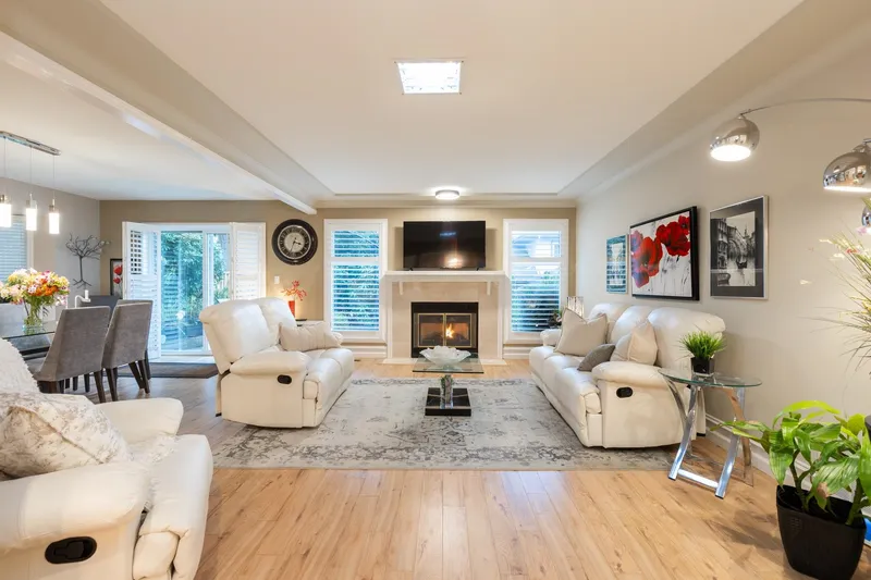 4 12945 17 AVENUE - photo 1 of 25