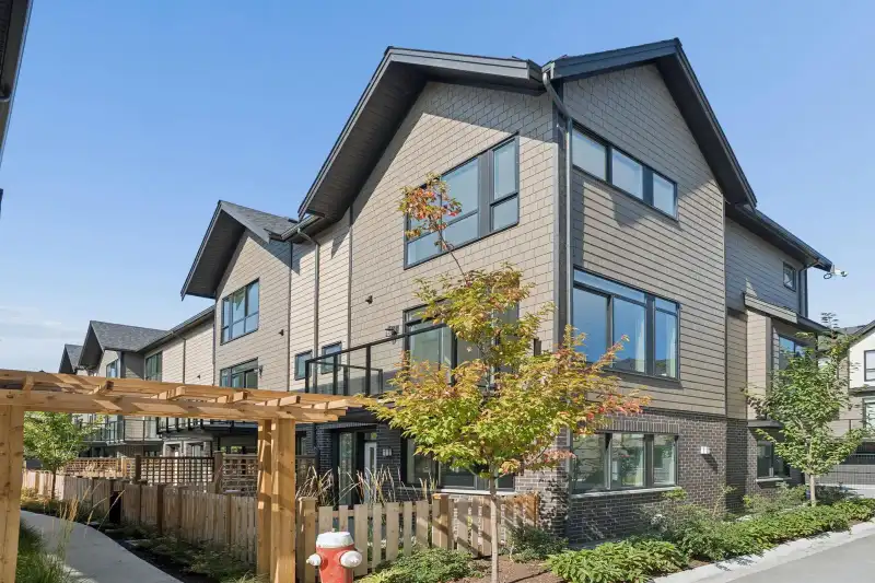 33 4337 BOUNDARY ROAD - photo 1 of 40