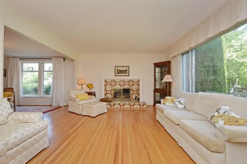 1223 52 STREET - photo 4 of 17