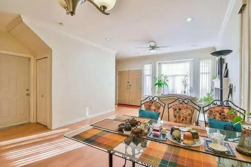 5737 RUMBLE STREET - photo 2 of 8