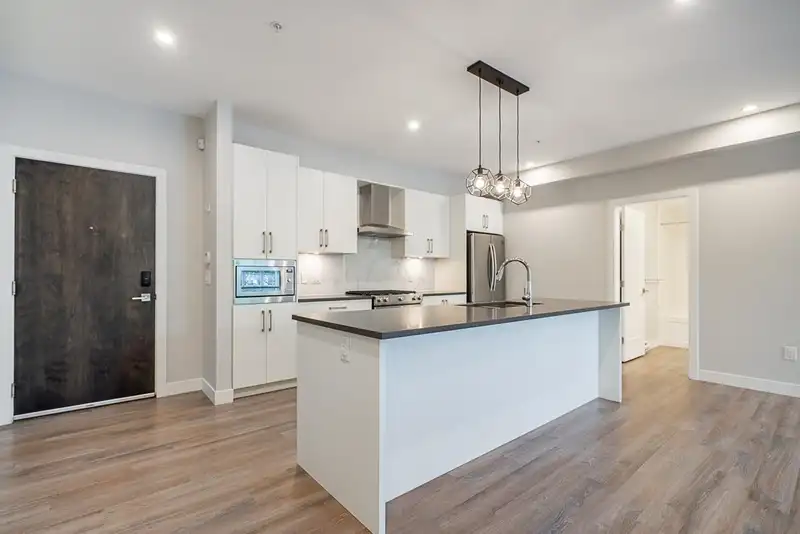 210 15436 31 AVENUE - photo 3 of 21