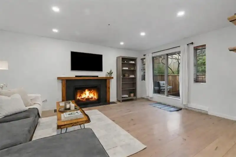 102 1689 E 4TH AVENUE - photo 4 of 28