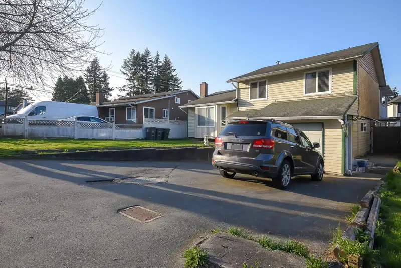 13213 64A AVENUE - photo 3 of 39