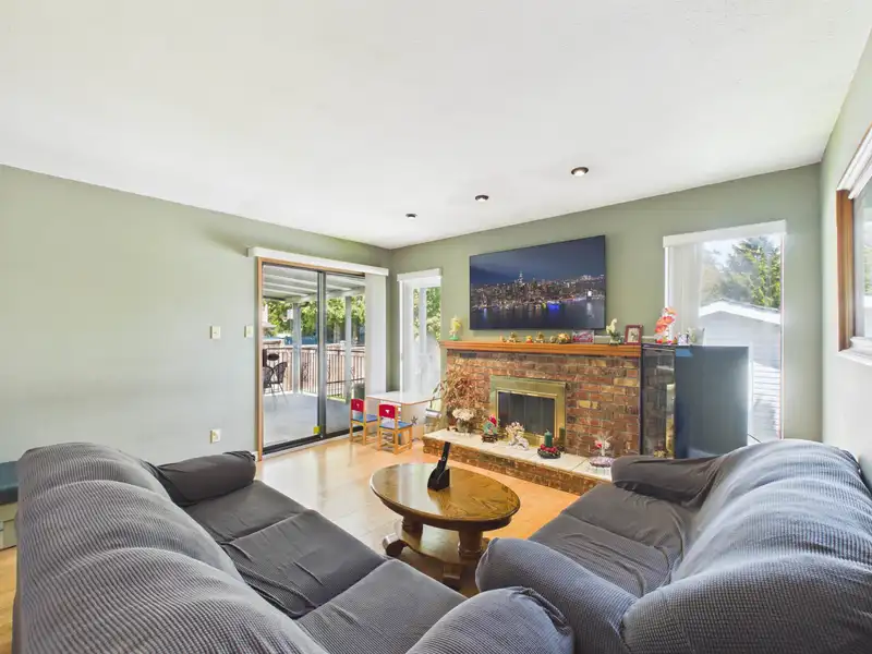 2480 MCLENNAN AVENUE - photo 2 of 10