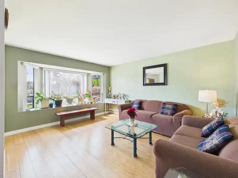 2480 MCLENNAN AVENUE - photo 3 of 10