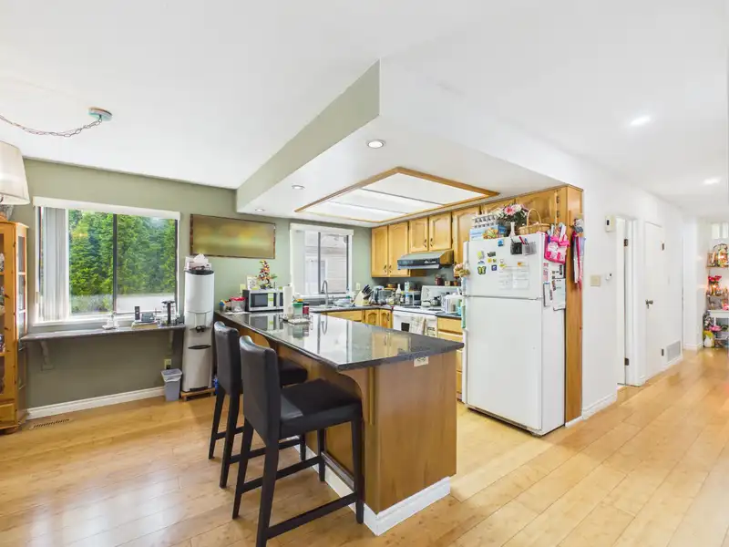 2480 MCLENNAN AVENUE - photo 4 of 10