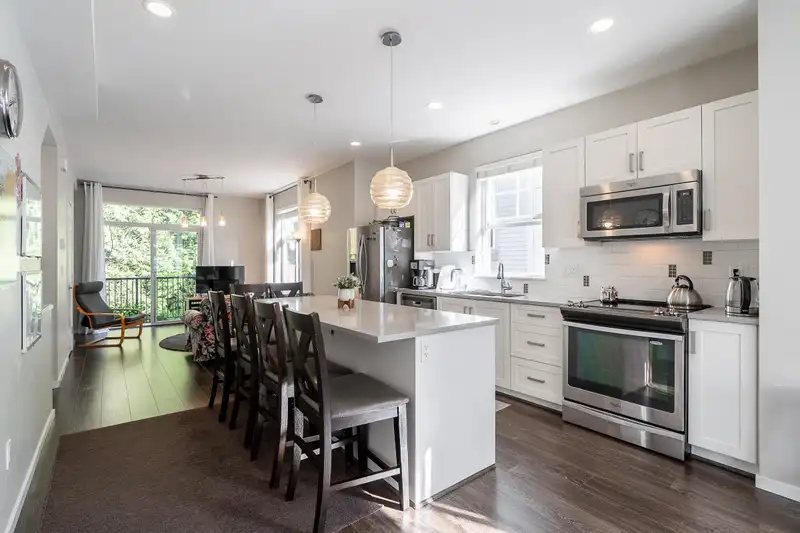 62 5858 142 STREET - photo 1 of 22