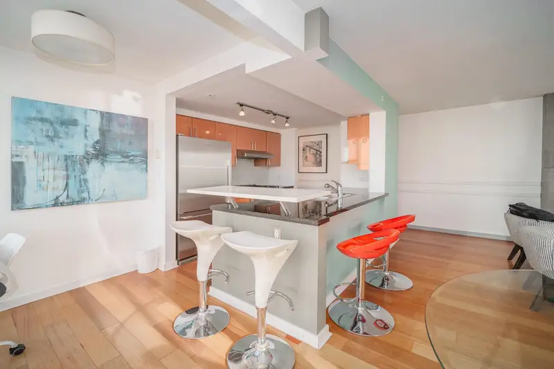 1906 1077 MARINASIDE CRESCENT - photo 3 of 25