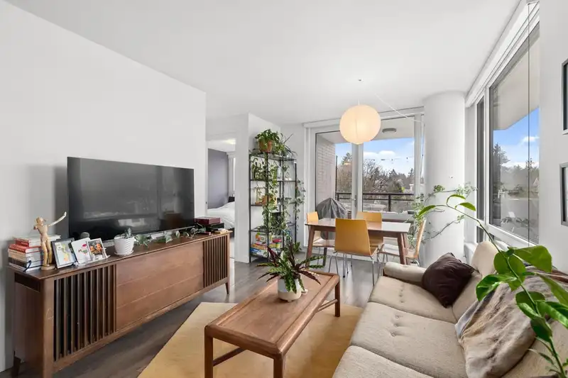 803 238 W BROADWAY - photo 2 of 35