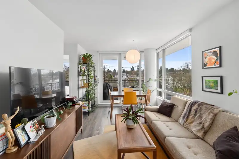 803 238 W BROADWAY - photo 3 of 35