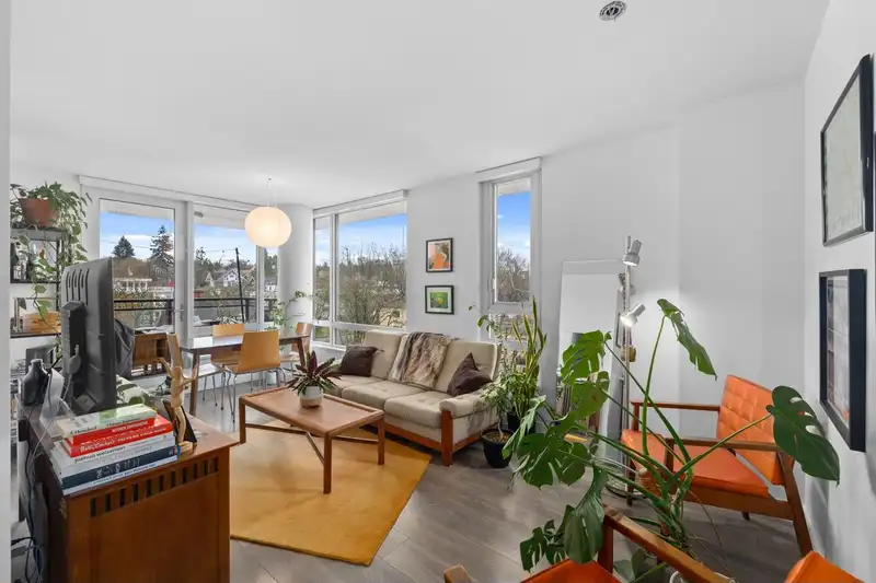 803 238 W BROADWAY - photo 4 of 35